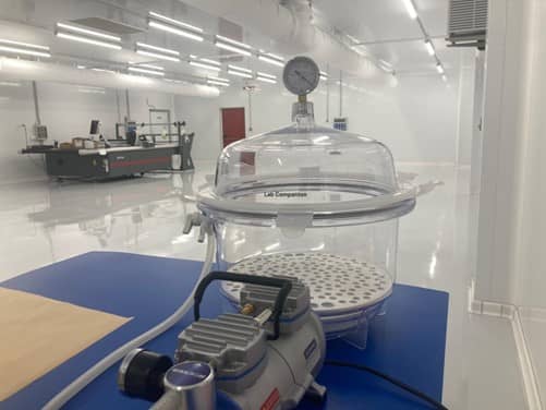 Strumenti della camera bianca per la lavorazione della fibra di carbonio per aerospazio e aeronautica.